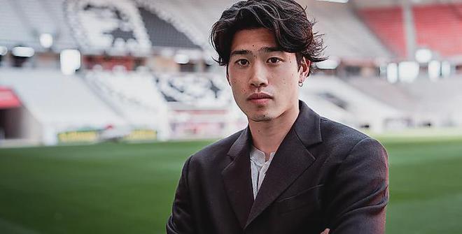 官方：弗賴堡簽約日本邊鋒鈴木唯人，將穿14號(hào)球衣。