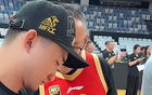 廣廈奪冠見面會，孫銘徽圈粉，多人共話榮耀，合影冠軍鼎與FMVP獎杯。