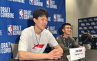 楊瀚森進(jìn)NBA需提升語言情商，借鑒阿聯(lián)周琦經(jīng)驗(yàn)。