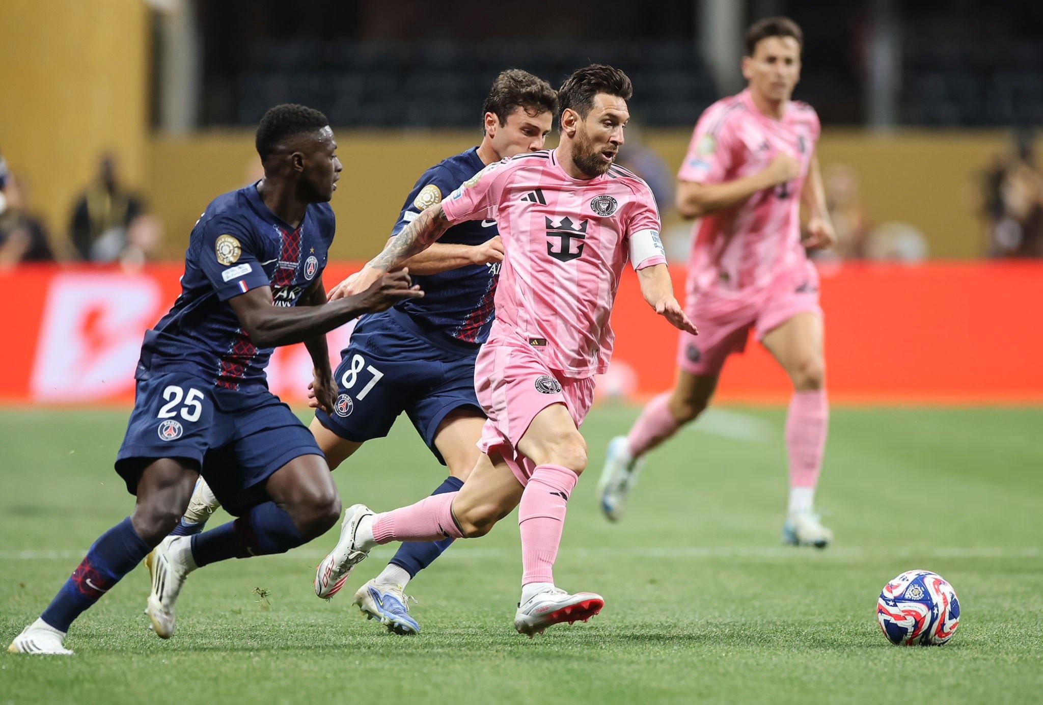 世俱杯4-0大勝，巴黎成為第二支兩次四球戰(zhàn)勝梅西的球隊