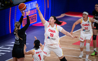 中國女籃三連勝晉級(jí)半決賽，張子宇韓旭領(lǐng)銜，表現(xiàn)強(qiáng)勢。