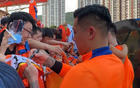 泰山球迷日王大雷受追捧，尖叫爆表