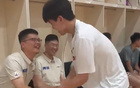 楊瀚森返青，與球員握手，擁抱劉維偉，記者眾多。