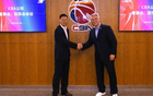 丟臉！新任CBA董事長選秀大會念錯名，與肖華差距大。