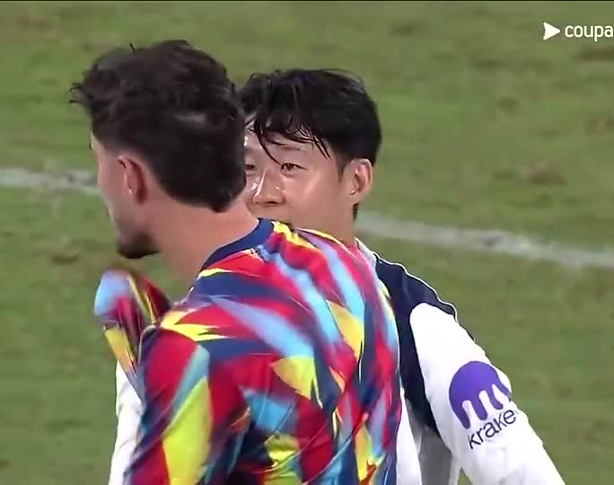 孫興慜、哈弗茨賽后交流，同為藥廠效力